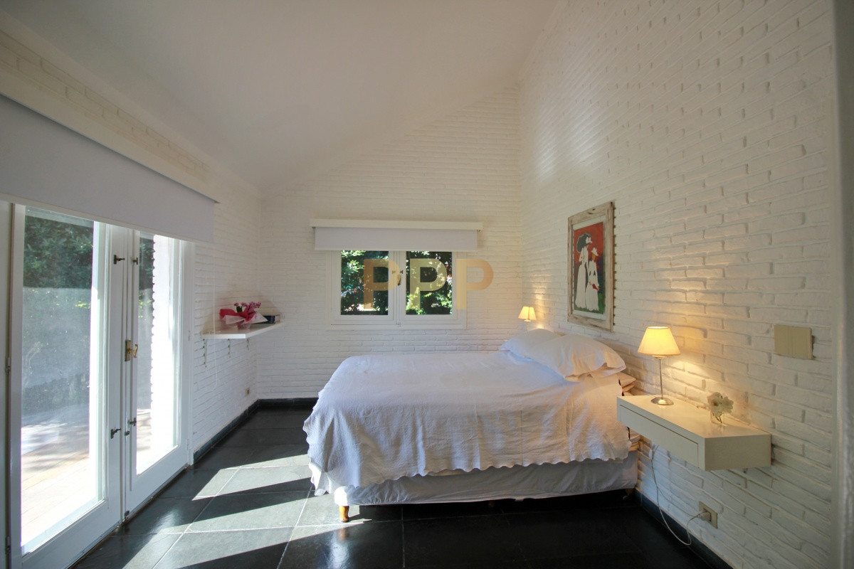 Casa ID.1656 -  En alquiler!!  Hermosa casa en alquiler zona Pinares, cuenta con piscina y gran jardin.