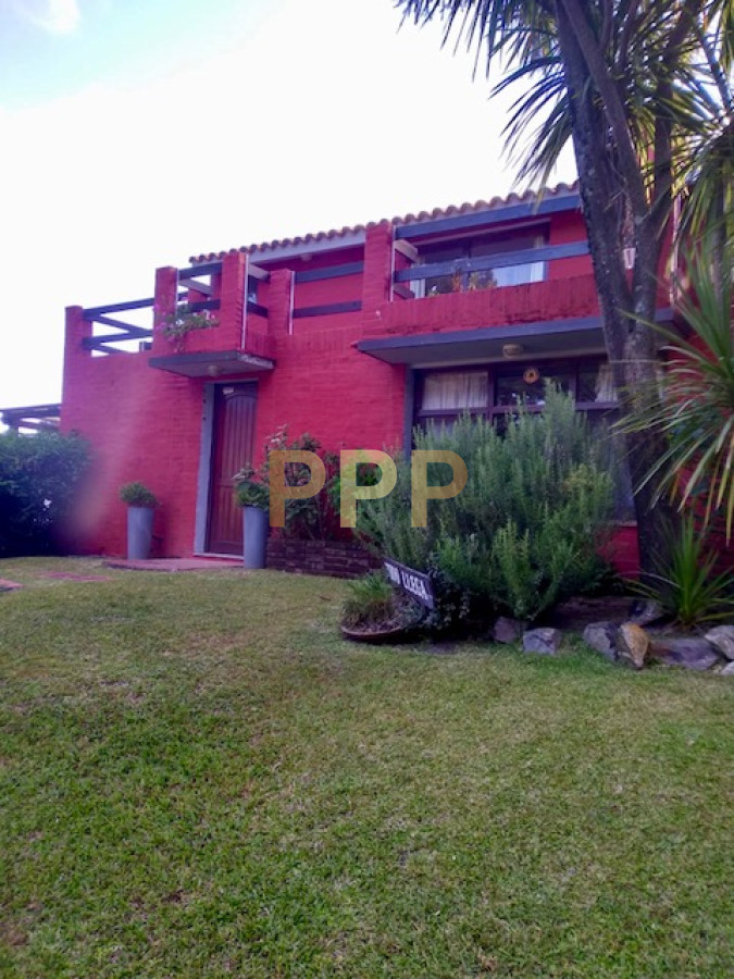 Casa ID.1716 - En alquiler.. muy linda casa con agradable entorno verde.
