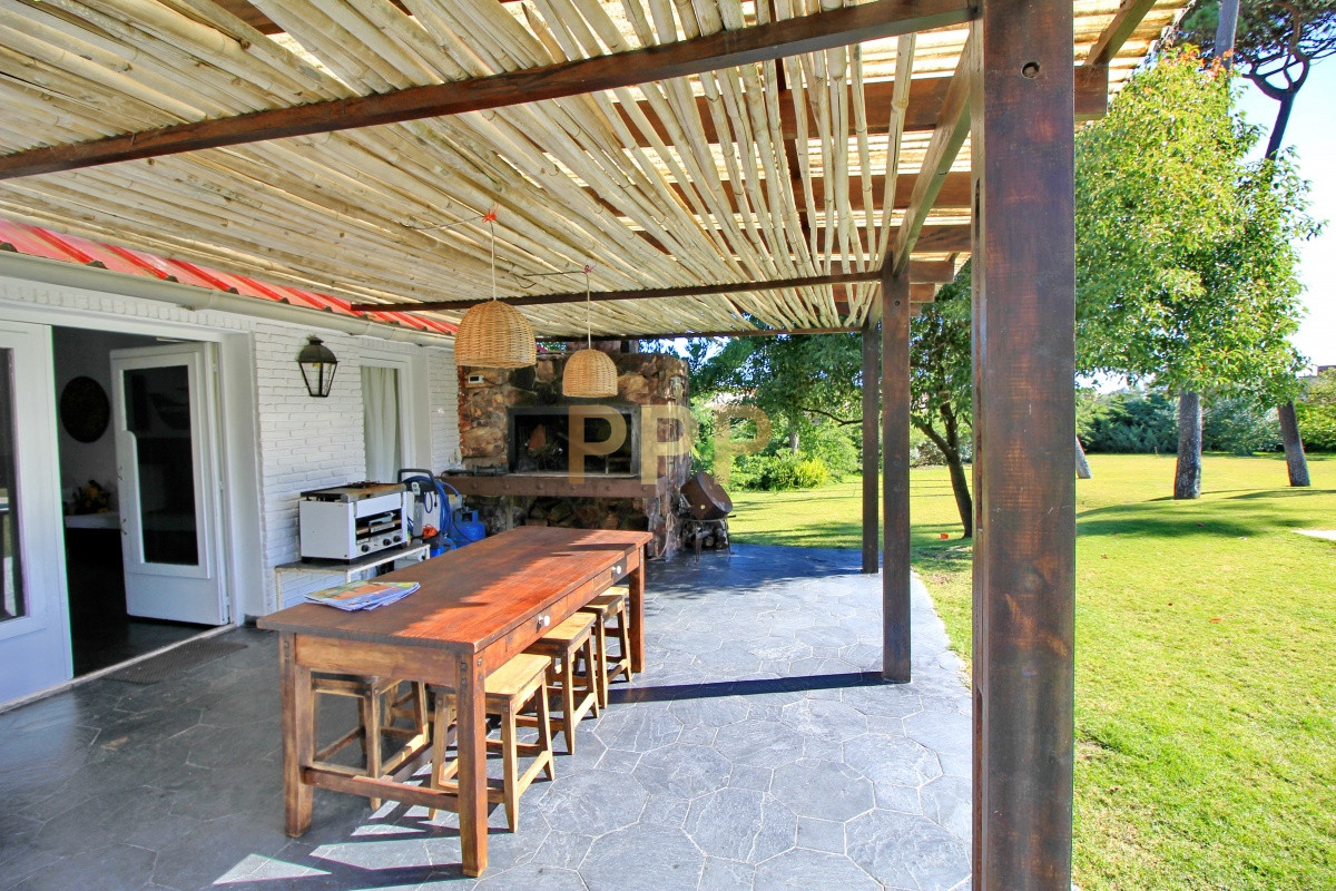 Casa ID.1656 -  En alquiler!!  Hermosa casa en alquiler zona Pinares, cuenta con piscina y gran jardin.
