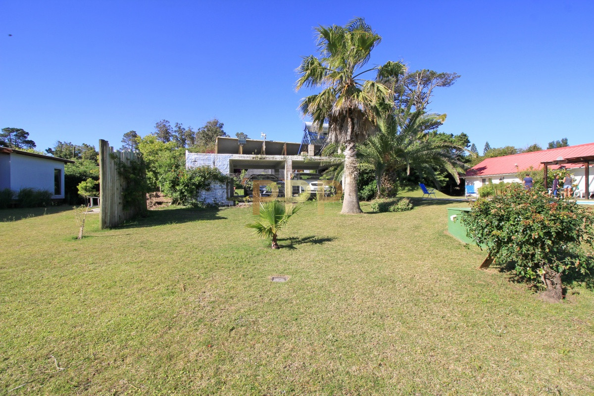 Casa ID.1656 -  En alquiler!!  Hermosa casa en alquiler zona Pinares, cuenta con piscina y gran jardin.
