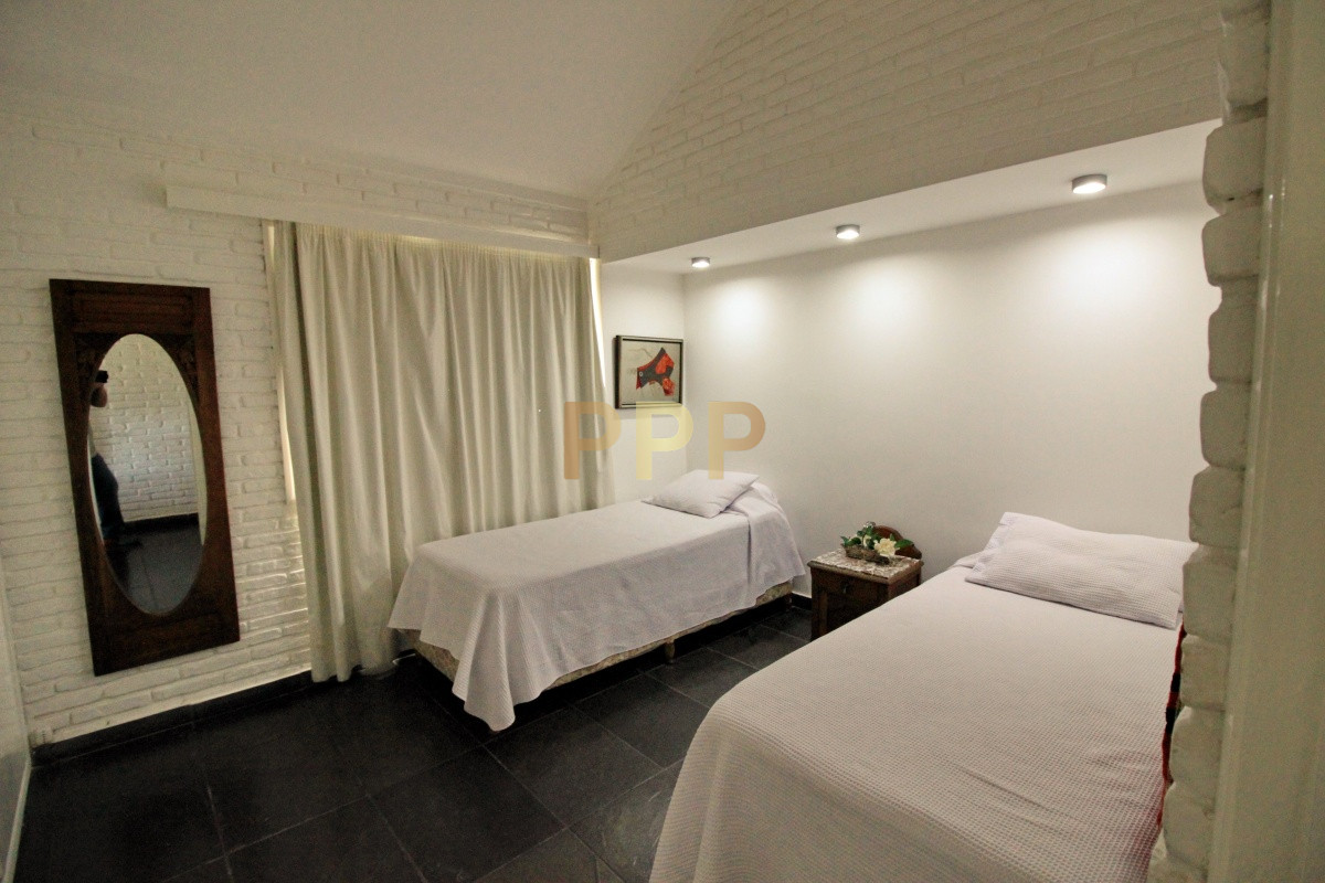 Casa ID.1656 -  En alquiler!!  Hermosa casa en alquiler zona Pinares, cuenta con piscina y gran jardin.