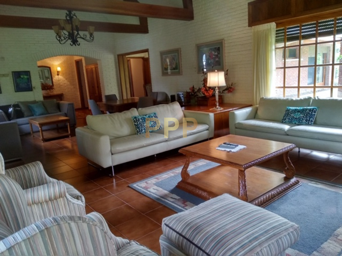 Casa ID.1911 - Casa en Alquiler y Venta en paradas de playa mansa, a pocos metros del mar.