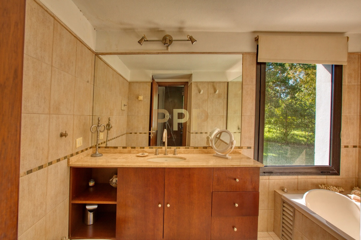 Casa ID.1663 - Excelente casa con piscina en alquiler en Rincon del Indio, playa Brava, Punta del Este.