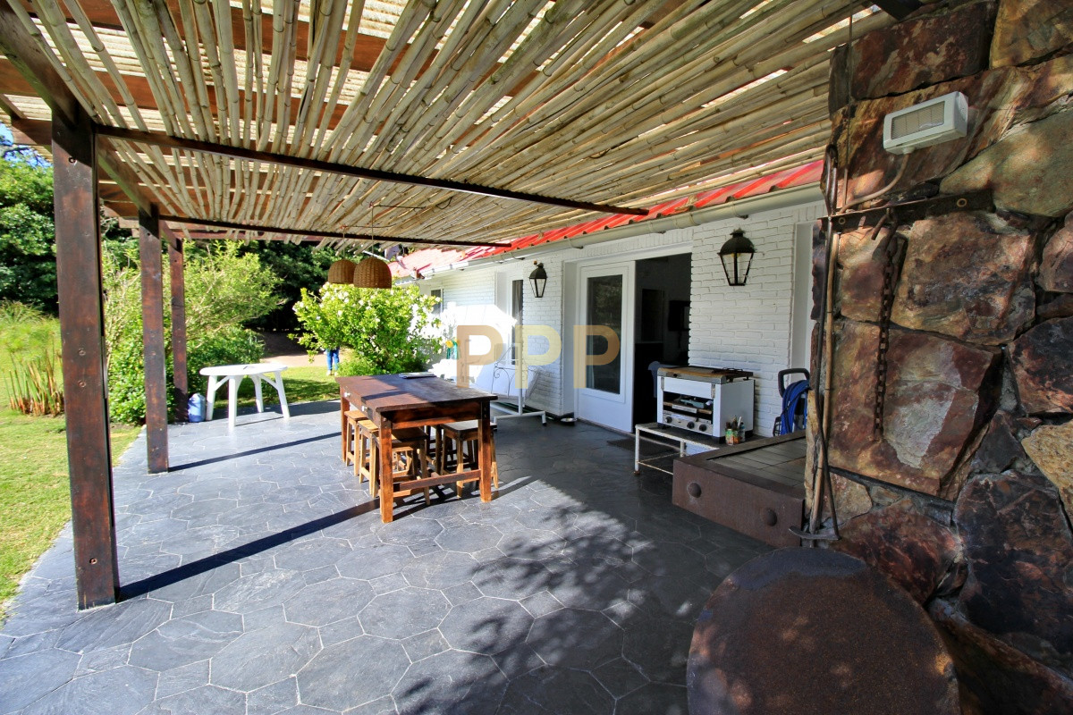 Casa ID.1656 -  En alquiler!!  Hermosa casa en alquiler zona Pinares, cuenta con piscina y gran jardin.