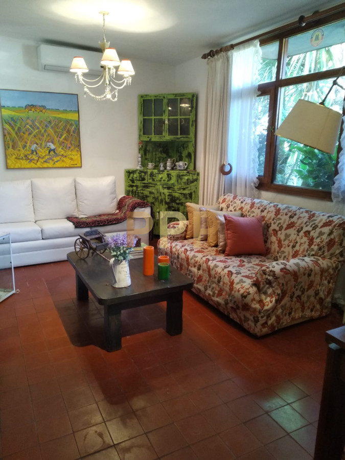 Casa ID.1716 - En alquiler.. muy linda casa con agradable entorno verde.
