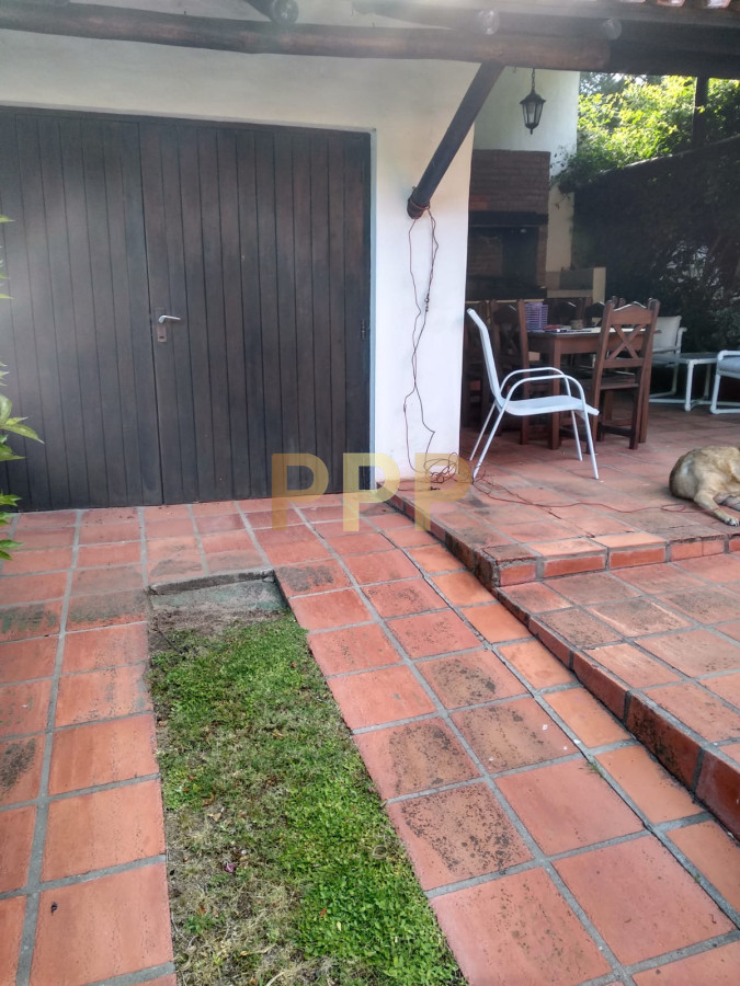 Casa ID.1716 - En alquiler.. muy linda casa con agradable entorno verde.