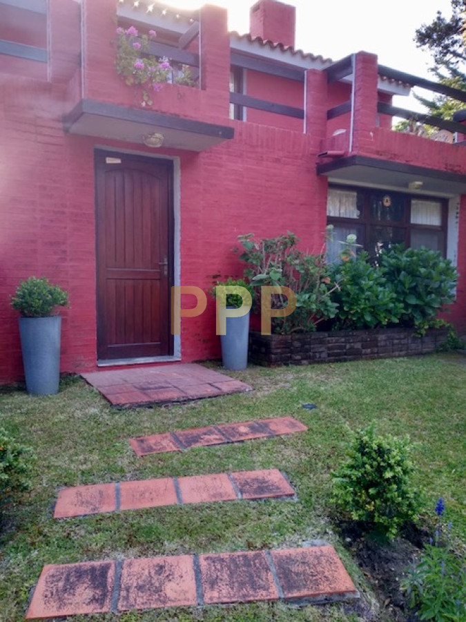 Casa ID.1716 - En alquiler.. muy linda casa con agradable entorno verde.