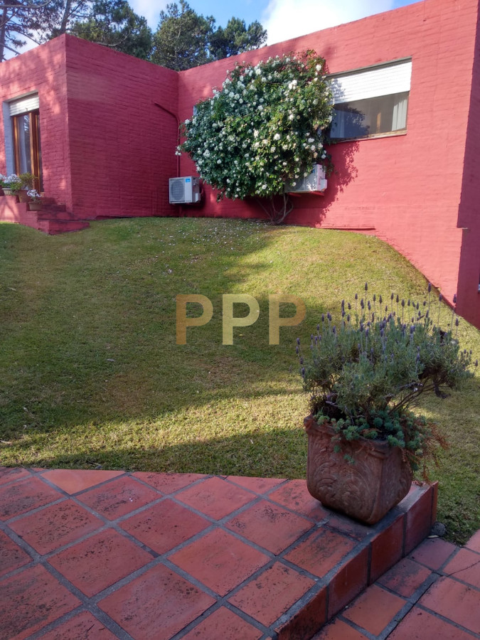 Casa ID.1716 - En alquiler.. muy linda casa con agradable entorno verde.