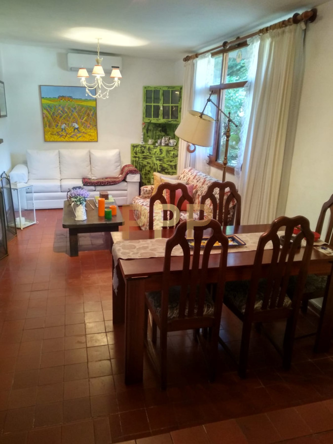 Casa ID.1716 - En alquiler.. muy linda casa con agradable entorno verde.