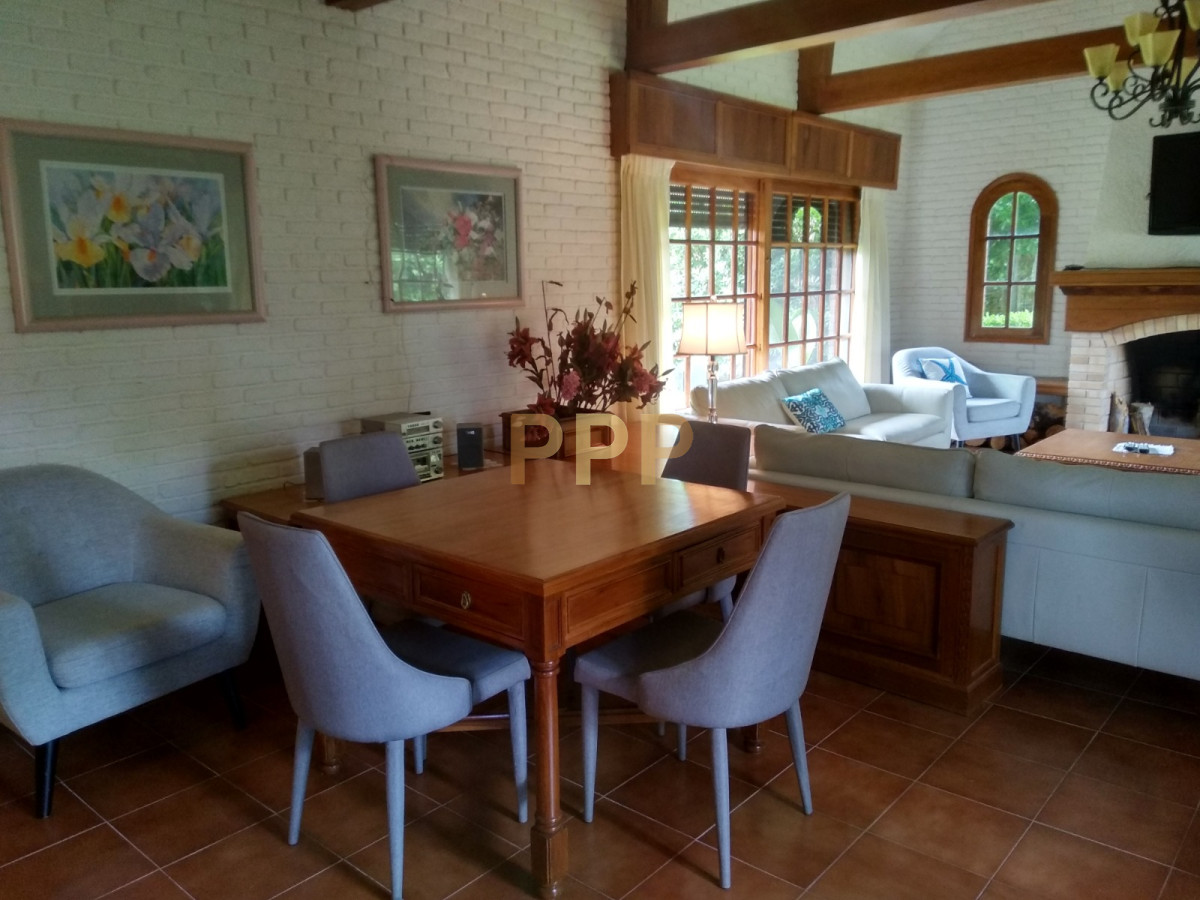 Casa ID.1911 - Casa en Alquiler y Venta en paradas de playa mansa, a pocos metros del mar.