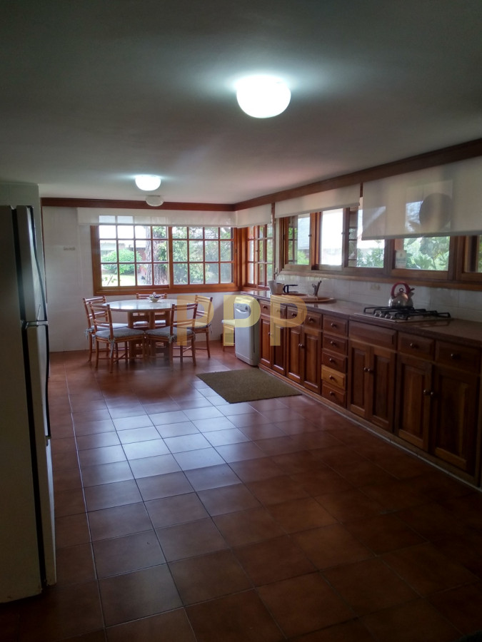 Casa ID.1911 - Casa en Alquiler y Venta en paradas de playa mansa, a pocos metros del mar.