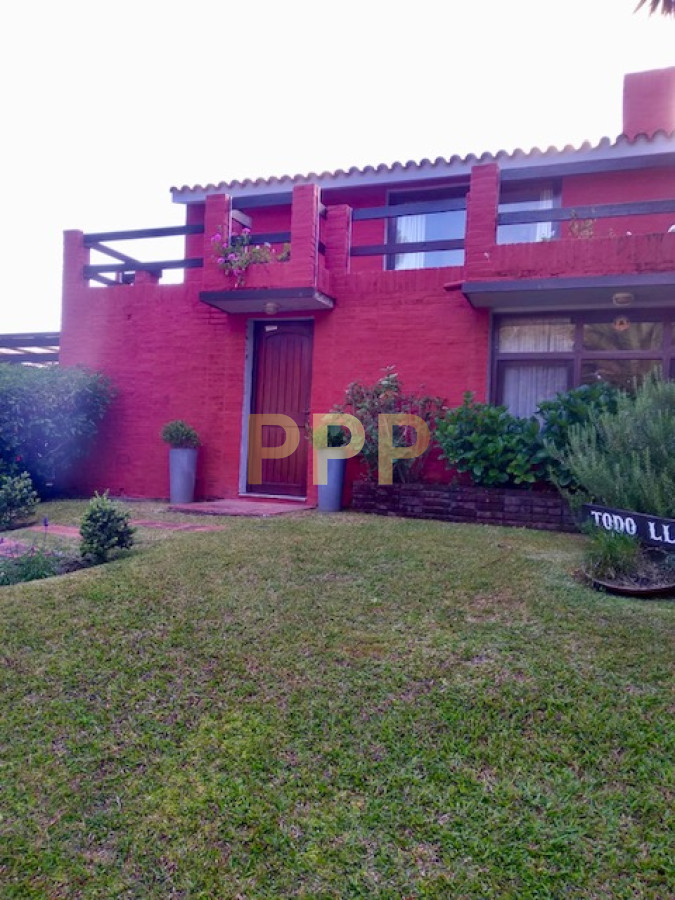 Casa ID.1716 - En alquiler.. muy linda casa con agradable entorno verde.