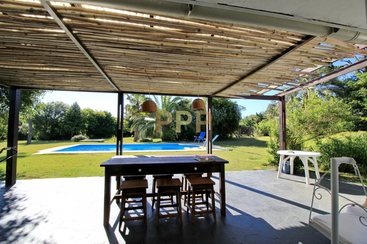Casa ID.1656 -  En alquiler!!  Hermosa casa en alquiler zona Pinares, cuenta con piscina y gran jardin.