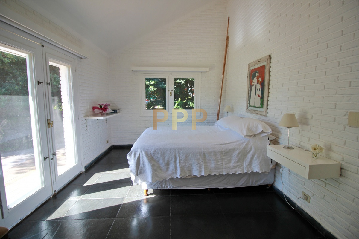 Casa ID.1656 -  En alquiler!!  Hermosa casa en alquiler zona Pinares, cuenta con piscina y gran jardin.