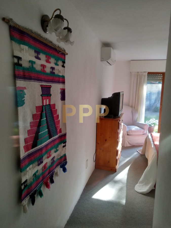 Casa ID.1716 - En alquiler.. muy linda casa con agradable entorno verde.