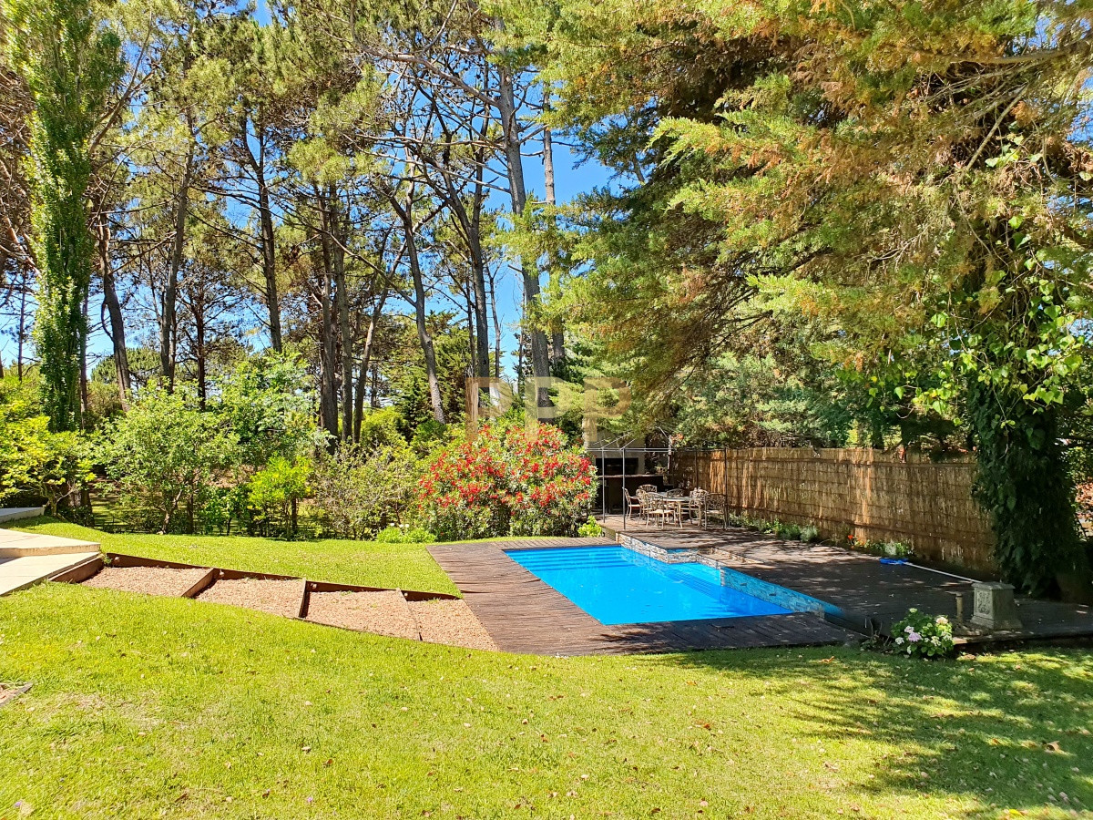 Casa ID.1549 - Gran casa de 5 dormitorios en alquiler en brava, Punta del Este.