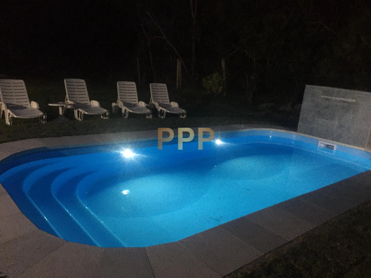 Casa ID.1658 - Casa de 3 dormitorios con piscina climatizada en alquiler. Playa brava.