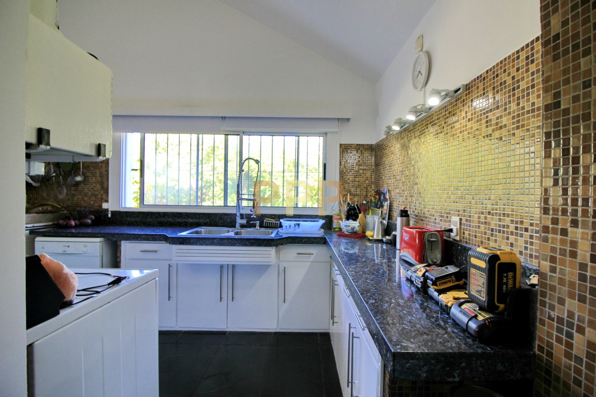 Casa ID.1656 -  En alquiler!!  Hermosa casa en alquiler zona Pinares, cuenta con piscina y gran jardin.