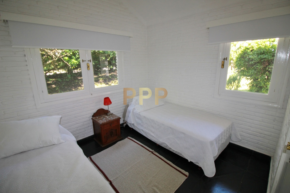 Casa ID.1656 -  En alquiler!!  Hermosa casa en alquiler zona Pinares, cuenta con piscina y gran jardin.