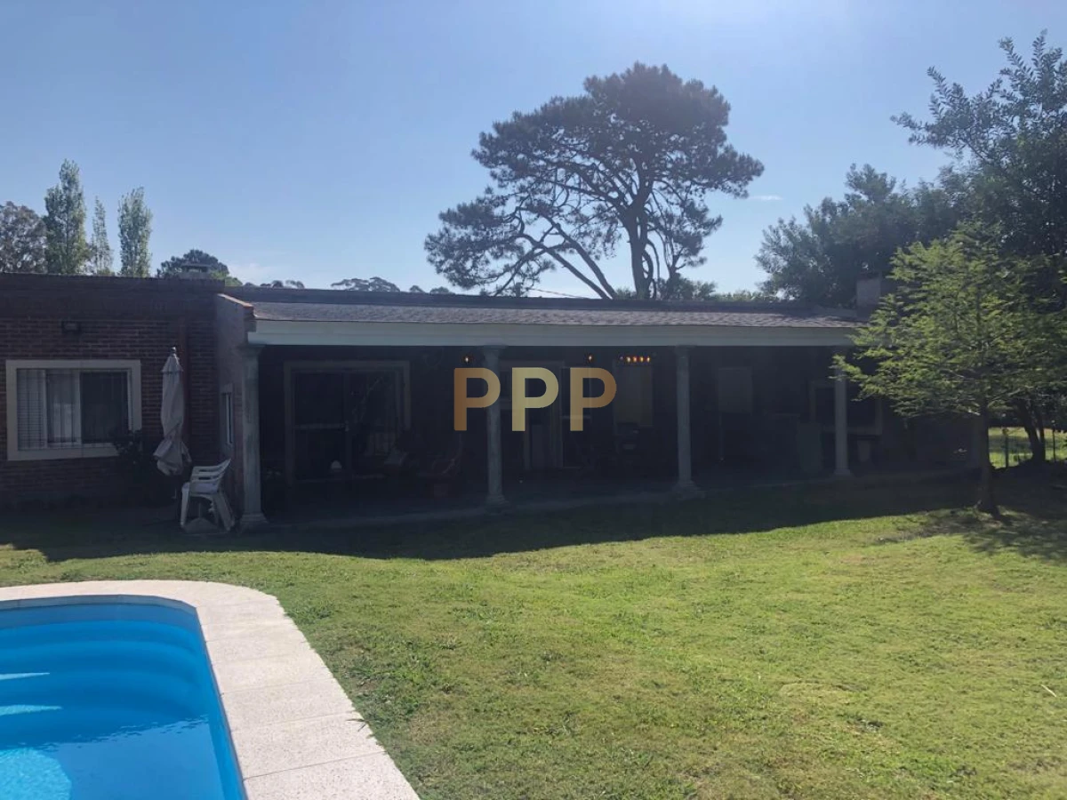 Casa ID.1658 - Casa de 3 dormitorios con piscina climatizada en alquiler. Playa brava.