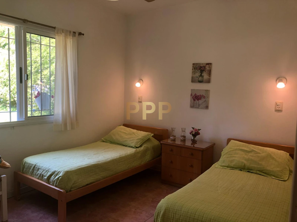 Casa ID.1658 - Casa de 3 dormitorios con piscina climatizada en alquiler. Playa brava.