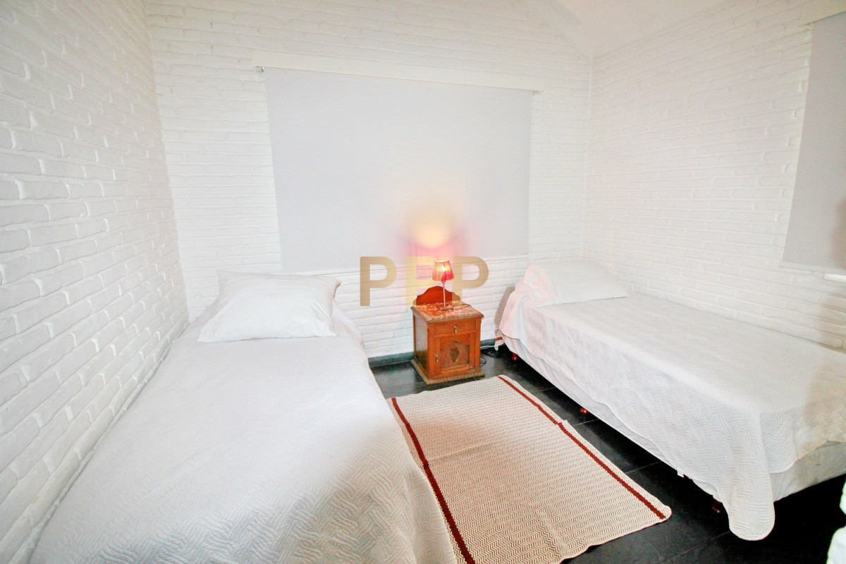 Casa ID.1656 -  En alquiler!!  Hermosa casa en alquiler zona Pinares, cuenta con piscina y gran jardin.