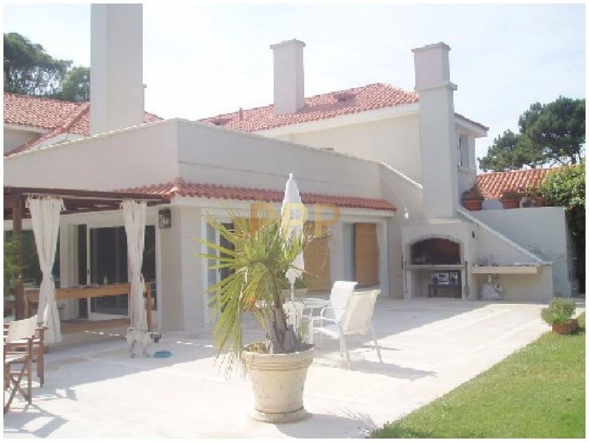 Casa ID.1640 - Espectacular residencia en una de las zonas mas cotizadas de Punta del Este, a metros del mar (Playa Brava).