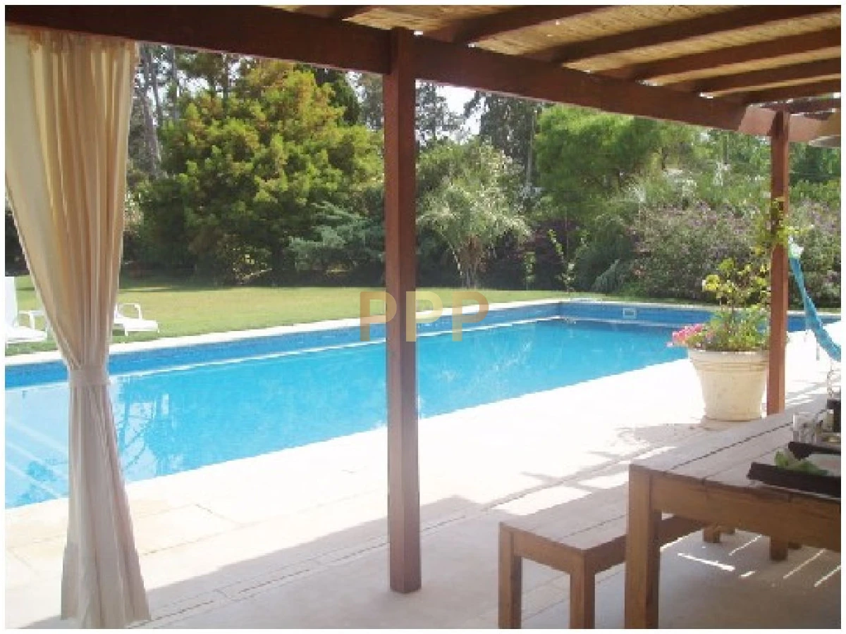 Casa ID.1640 - Espectacular residencia en una de las zonas mas cotizadas de Punta del Este, a metros del mar (Playa Brava).