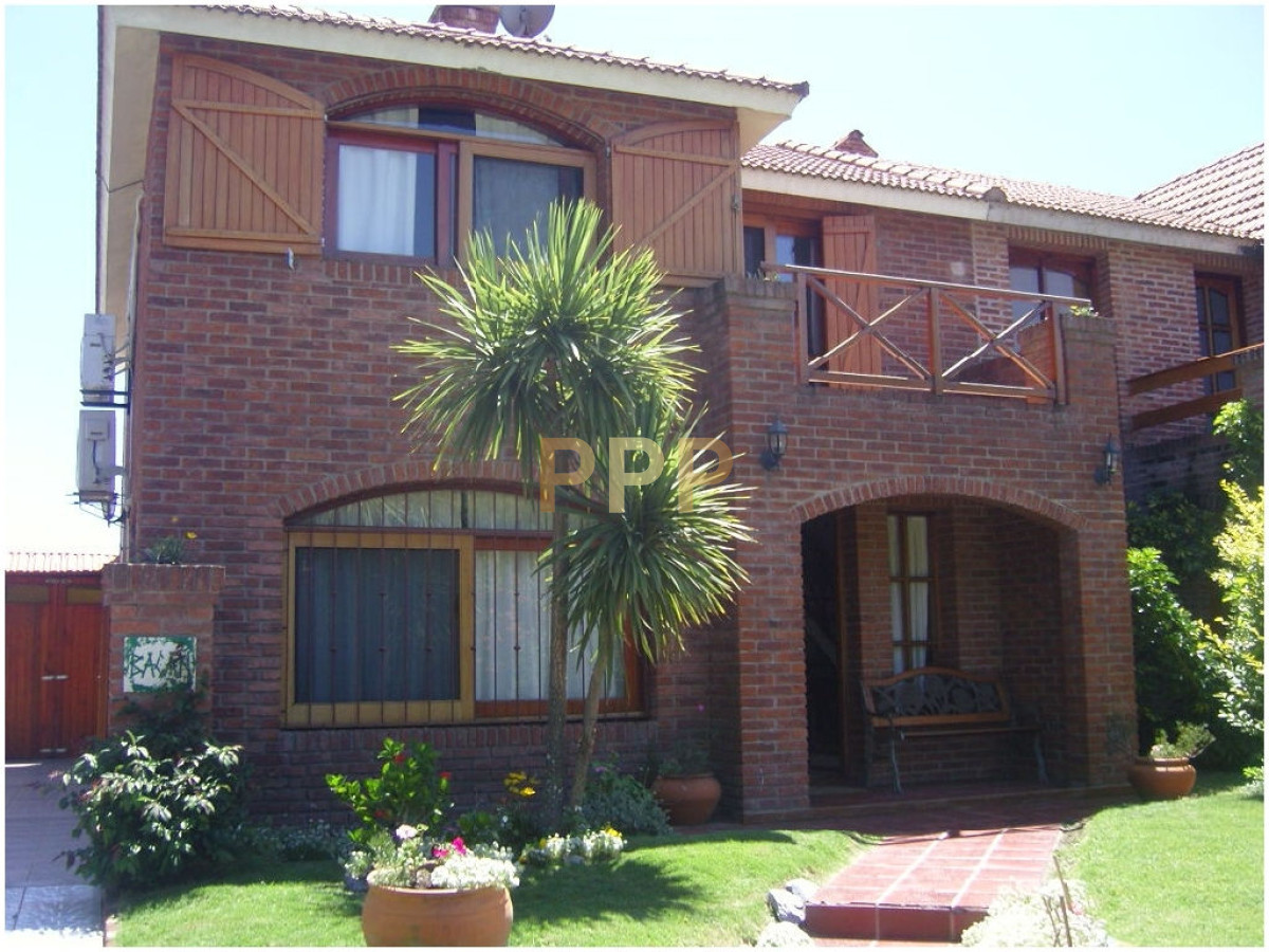 Casa ID.1661 - Se alquila casa de 3 dormitorios con piscina en Pinares, Punta del Este.