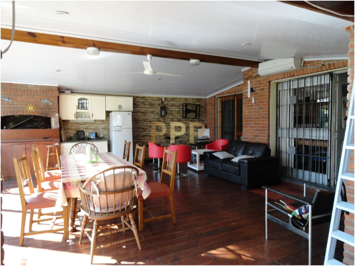 Casa ID.1661 - Se alquila casa de 3 dormitorios con piscina en Pinares, Punta del Este.
