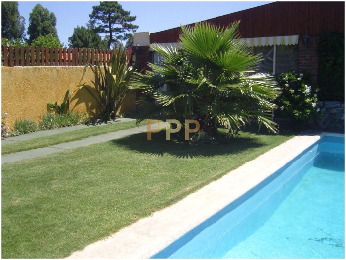 Casa ID.1661 - Se alquila casa de 3 dormitorios con piscina en Pinares, Punta del Este.