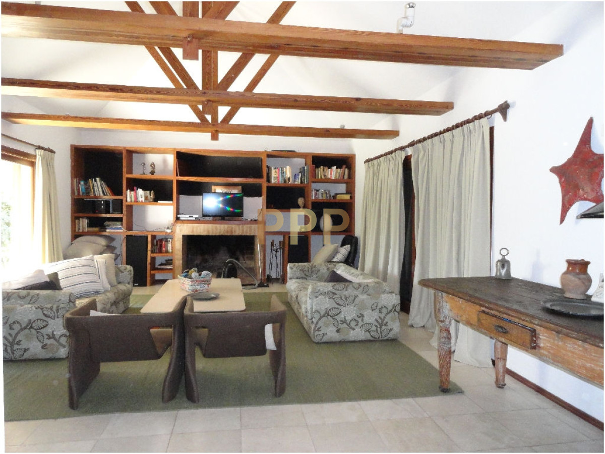 Casa ID.1679 - Gran residencia en RincÃ³n del Indio, con gran jardÃ­n parquisado