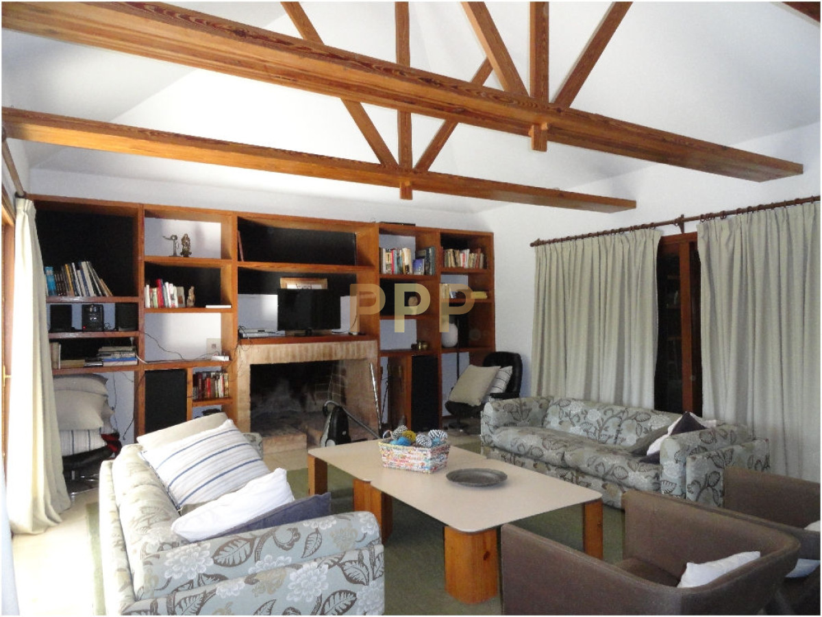 Casa ID.1679 - Gran residencia en RincÃ³n del Indio, con gran jardÃ­n parquisado