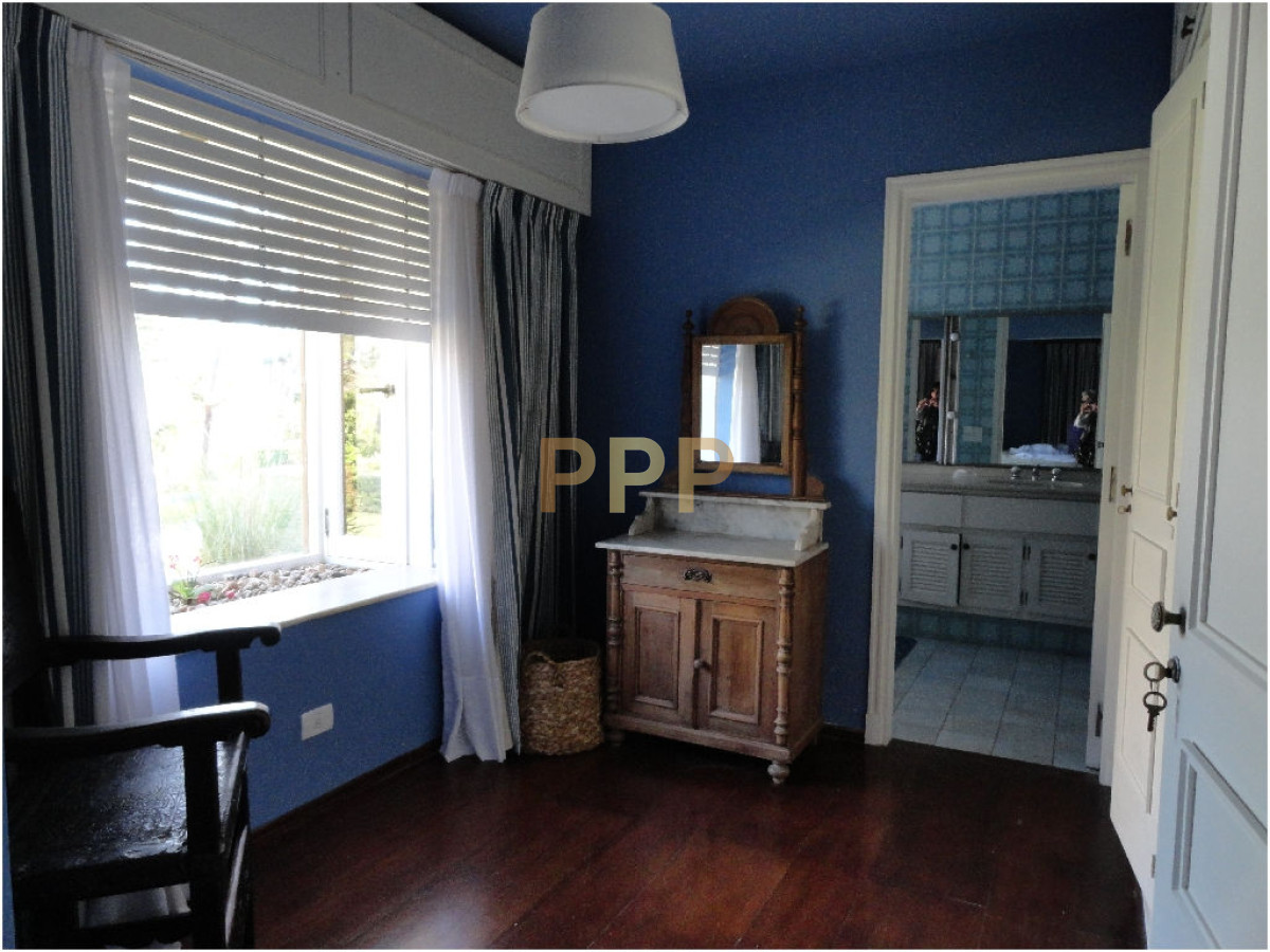 Casa ID.1679 - Gran residencia en RincÃ³n del Indio, con gran jardÃ­n parquisado