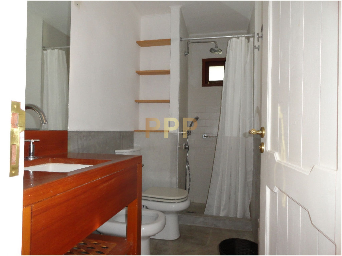 Casa ID.1679 - Gran residencia en RincÃ³n del Indio, con gran jardÃ­n parquisado