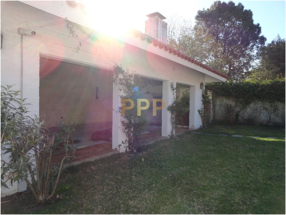 Casa ID.1679 - Gran residencia en RincÃ³n del Indio, con gran jardÃ­n parquisado
