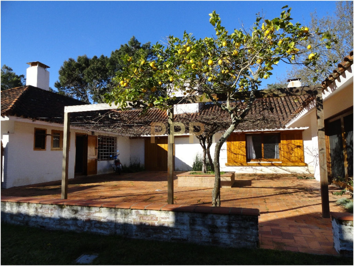 Casa ID.1679 - Gran residencia en RincÃ³n del Indio, con gran jardÃ­n parquisado