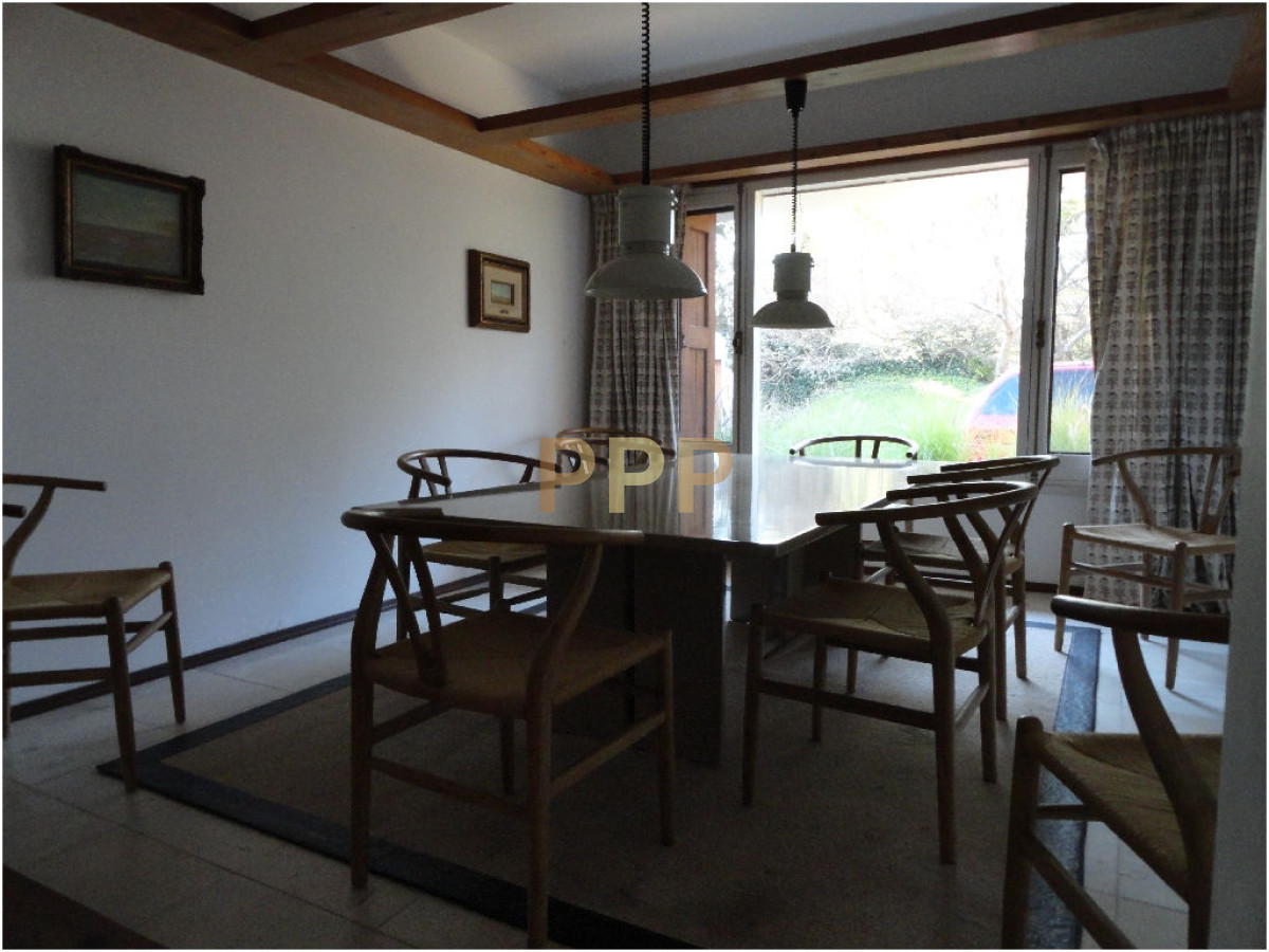 Casa ID.1679 - Gran residencia en RincÃ³n del Indio, con gran jardÃ­n parquisado