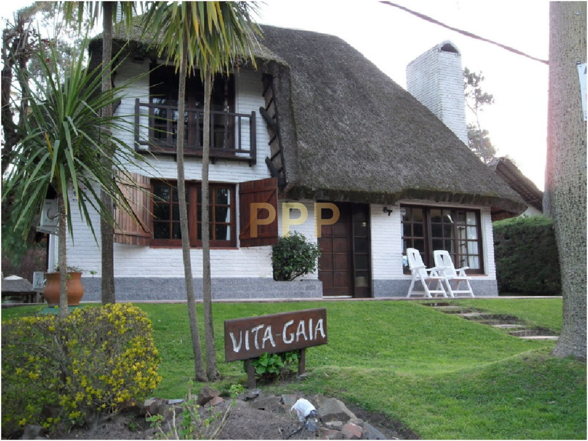 Casa ID.1680 - Se alquila casa de 4 dormitorios en Pinares, Punta del Este.