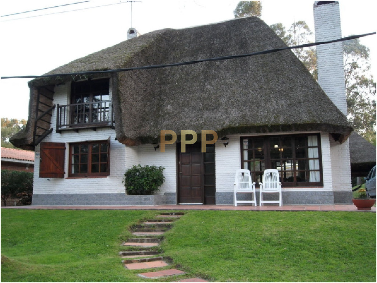 Casa ID.1680 - Se alquila casa de 4 dormitorios en Pinares, Punta del Este.