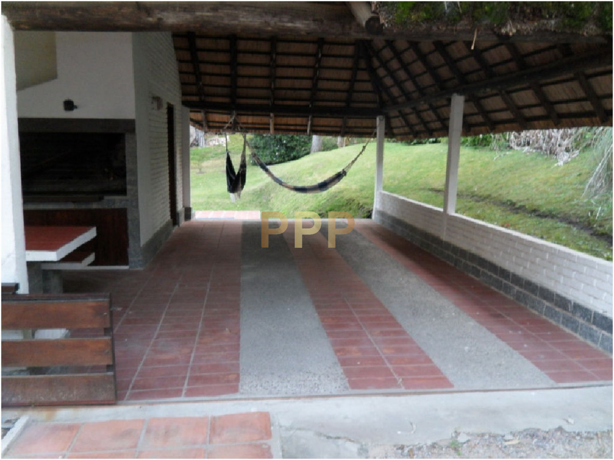 Casa ID.1680 - Se alquila casa de 4 dormitorios en Pinares, Punta del Este.