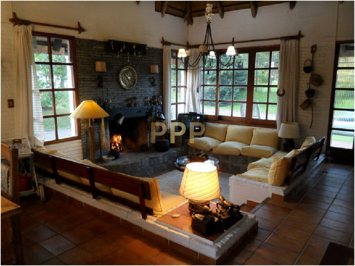 Casa ID.1680 - Se alquila casa de 4 dormitorios en Pinares, Punta del Este.