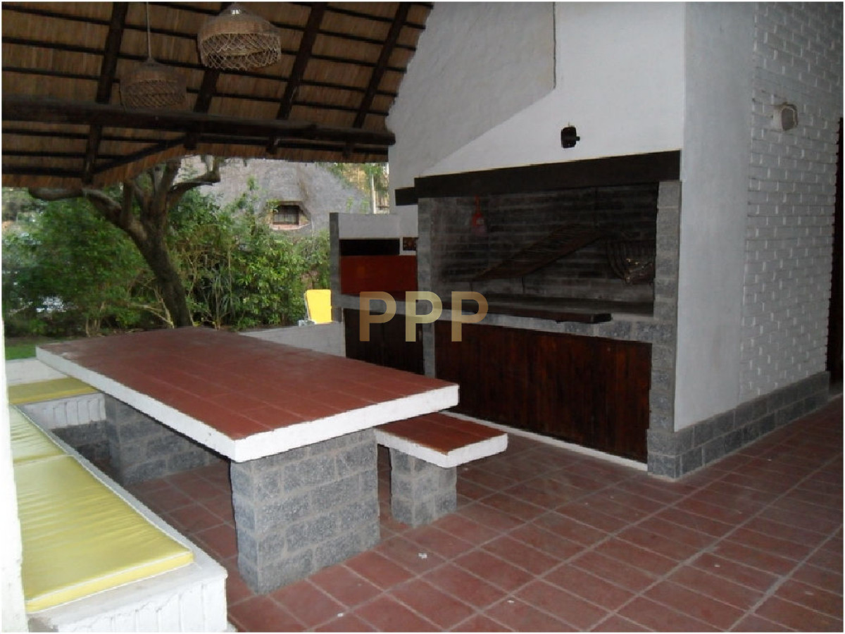 Casa ID.1680 - Se alquila casa de 4 dormitorios en Pinares, Punta del Este.