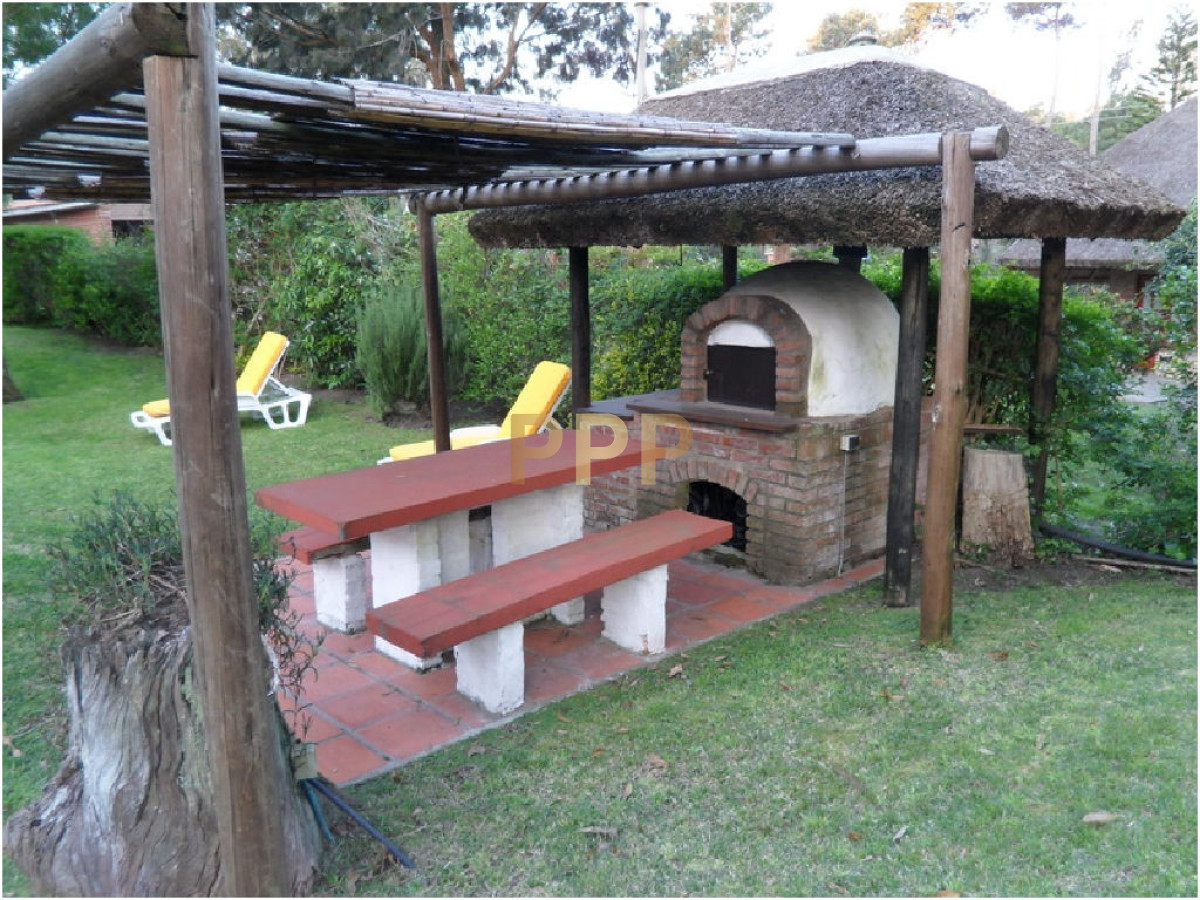 Casa ID.1680 - Se alquila casa de 4 dormitorios en Pinares, Punta del Este.