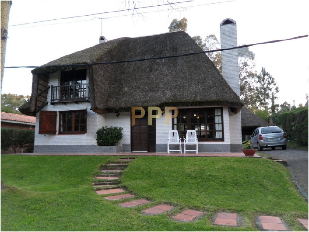 Casa ID.1680 - Se alquila casa de 4 dormitorios en Pinares, Punta del Este.