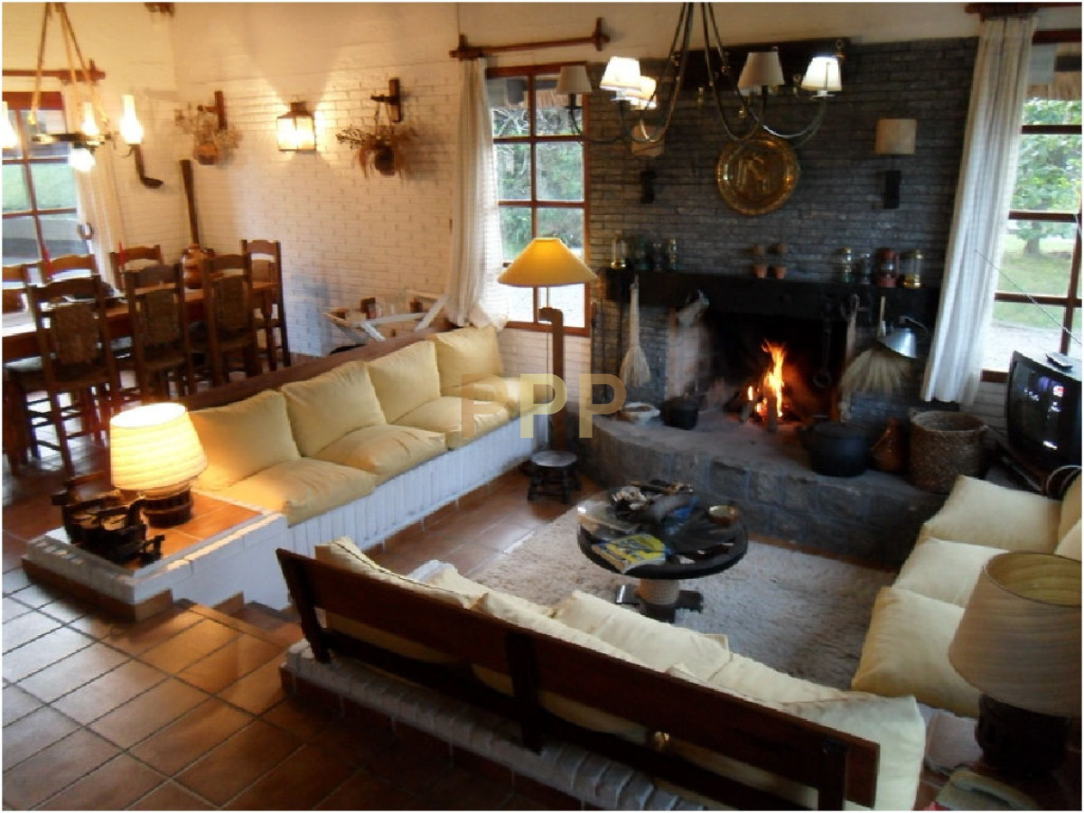 Casa ID.1680 - Se alquila casa de 4 dormitorios en Pinares, Punta del Este.