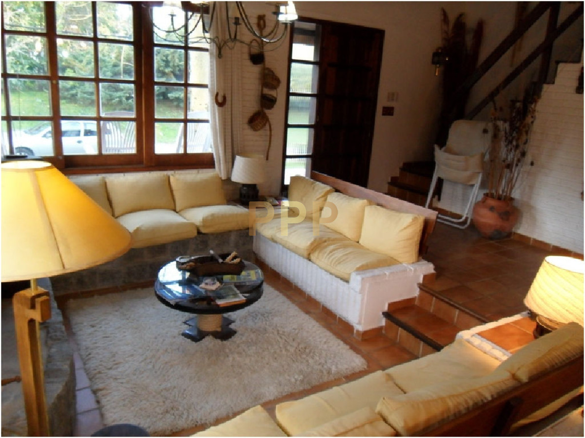 Casa ID.1680 - Se alquila casa de 4 dormitorios en Pinares, Punta del Este.