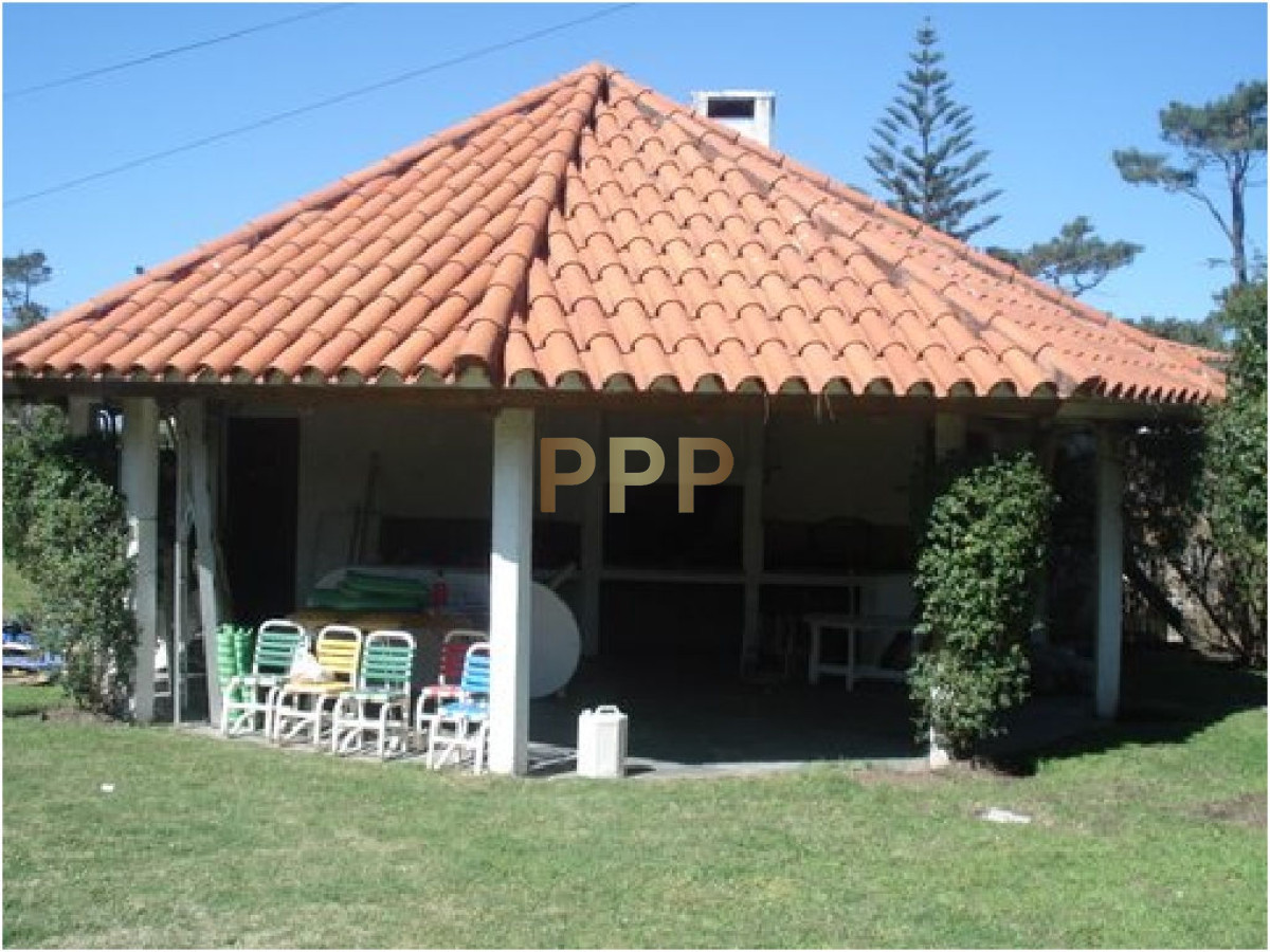 Casa ID.1686 - Hermosa casa a dos cuadras exactamente del mar, playa mansa!!!