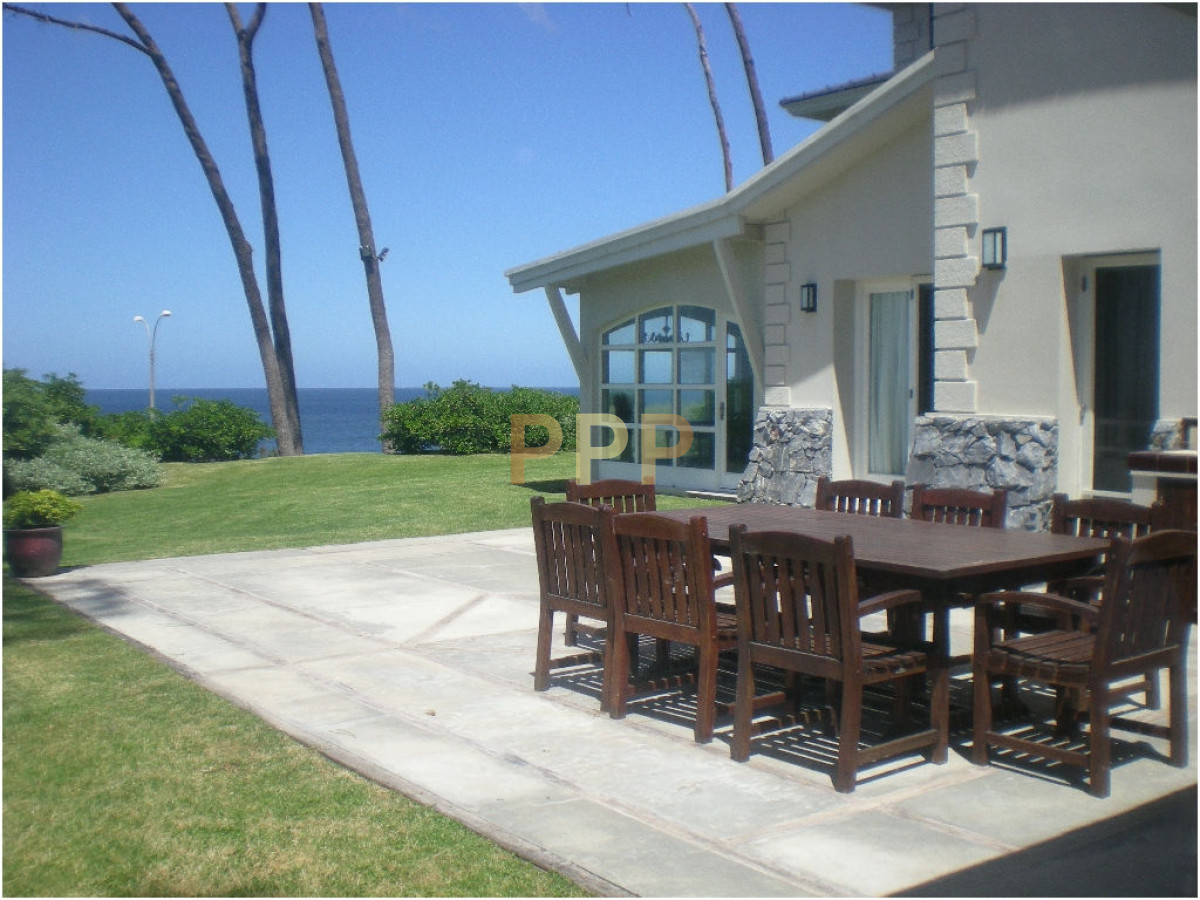 Casa ID.1714 - Vendo Espectacular casa frente al mar en Punta del Este.