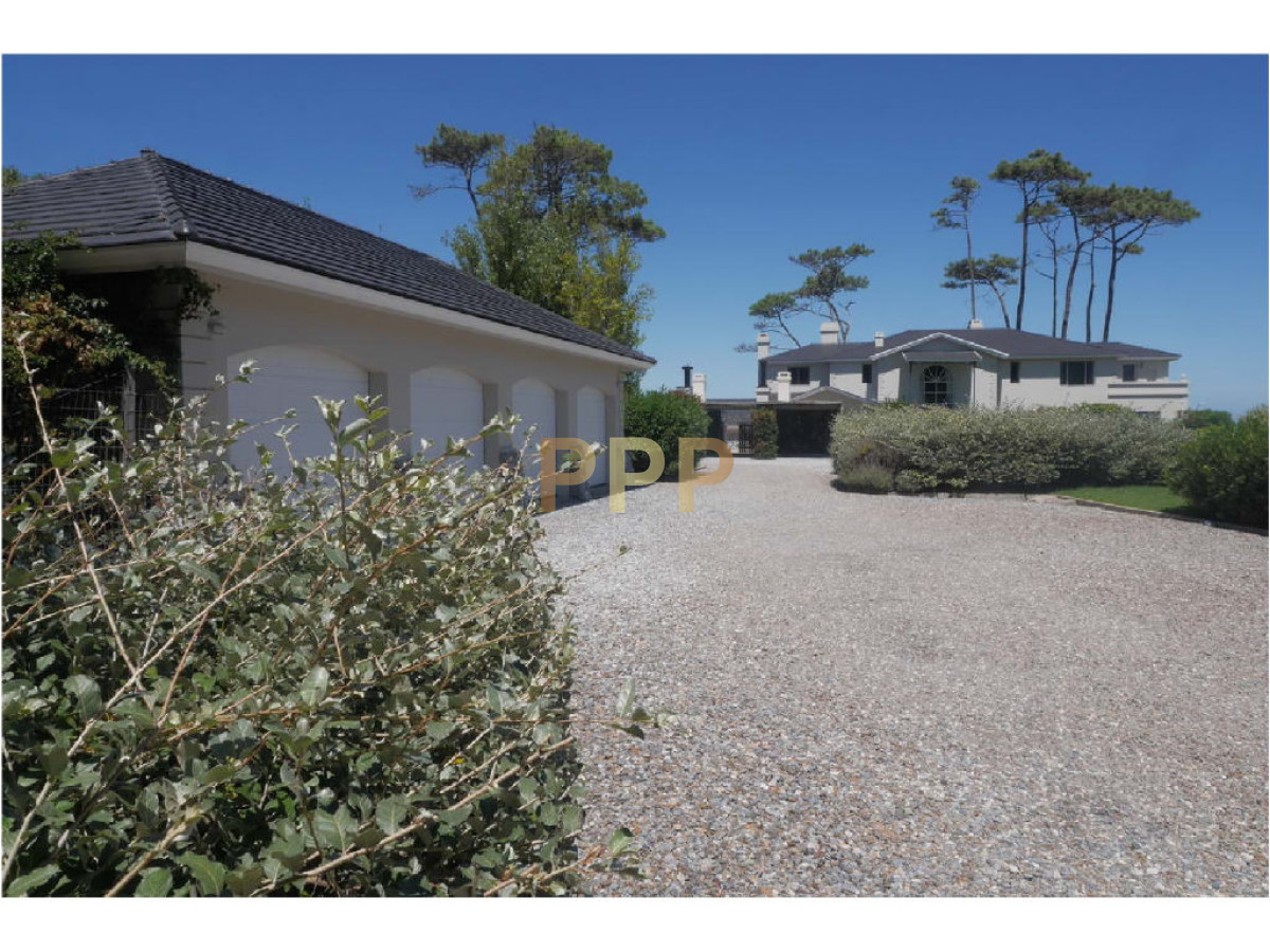 Casa ID.1714 - Vendo Espectacular casa frente al mar en Punta del Este.